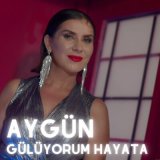 Скачать песню Aygün - Gülüyorum Hayata