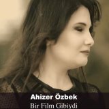 Скачать песню Ahizer Özbek - Bir Film Gibiydi